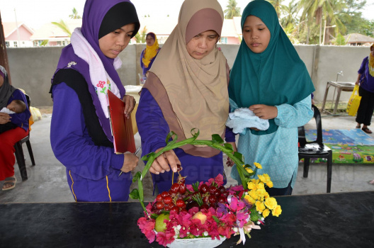 Juri Sedang Memberi Markah Pertandingan Gubahan Buah