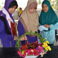 Juri Sedang Memberi Markah Pertandingan Gubahan Buah