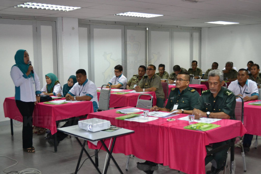 Penceramah Sedang Memberi Taklimat Berkenaan Dengan Pembiakbakaan Kacip Fatimah