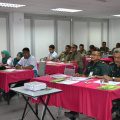 Penceramah Sedang Memberi Taklimat Berkenaan Dengan Pembiakbakaan Kacip Fatimah