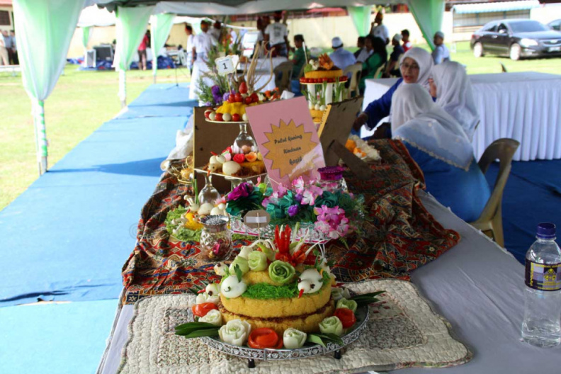 28 Oktober 2015 bersamaan 15 Muharram 1437H, Majlis Perasmian Karnival Bertani Satu Ibadah dan Pelancaran Dapur Hijau Peringkat Jajahan Pasir Mas Tahun 2015 telah diadakan di Mini Stadium Pasir Mas. Majlis Perasmian ini bermula 3.00 petang dengan ucapan kata alu-aluan oleh YB Dato'Hj Che Abdullah B. Mat Nawi (Pengerusi Jawatankuasa Pertanian, Insdustri Asas Tani, Bio Teknologi dan Teknologi Hijau Negeri Kelantan).
Majlis ini disertakan dengan Penyampaian Anugerah Peladang Terbaik Jajahan, Penternak Terbaik Jajahan, Petani Terbaik Jajahan dan diikuti dengan penyampaian Pertandingan Masak Kerabu, Pertandingan Ukiran Tembikai, Petani Terbaik Jajahan. Disamping itu, Upacara penyampaian cenderamata juga diadakan, sebelum upacara penyampaian berakhir, Majlis dimeriahkan lagi dengan Persembahan silap mata. Majlis diteruskan lagi dengan lawatan ke Gerai-Gerai yang terdapat di Karnival. Sebelum Majlis bersurai, Upacara minum petang diadakan buat semua tetamu yang dijemput. IMG_1528.jpg