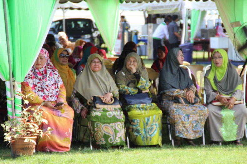 28 Oktober 2015 bersamaan 15 Muharram 1437H, Majlis Perasmian Karnival Bertani Satu Ibadah dan Pelancaran Dapur Hijau Peringkat Jajahan Pasir Mas Tahun 2015 telah diadakan di Mini Stadium Pasir Mas. Majlis Perasmian ini bermula 3.00 petang dengan ucapan kata alu-aluan oleh YB Dato'Hj Che Abdullah B. Mat Nawi (Pengerusi Jawatankuasa Pertanian, Insdustri Asas Tani, Bio Teknologi dan Teknologi Hijau Negeri Kelantan).
Majlis ini disertakan dengan Penyampaian Anugerah Peladang Terbaik Jajahan, Penternak Terbaik Jajahan, Petani Terbaik Jajahan dan diikuti dengan penyampaian Pertandingan Masak Kerabu, Pertandingan Ukiran Tembikai, Petani Terbaik Jajahan. Disamping itu, Upacara penyampaian cenderamata juga diadakan, sebelum upacara penyampaian berakhir, Majlis dimeriahkan lagi dengan Persembahan silap mata. Majlis diteruskan lagi dengan lawatan ke Gerai-Gerai yang terdapat di Karnival. Sebelum Majlis bersurai, Upacara minum petang diadakan buat semua tetamu yang dijemput. IMG_1544.jpg