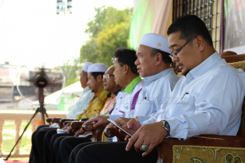 28 Oktober 2015 bersamaan 15 Muharram 1437H, Majlis Perasmian Karnival Bertani Satu Ibadah dan Pelancaran Dapur Hijau Peringkat Jajahan Pasir Mas Tahun 2015 telah diadakan di Mini Stadium Pasir Mas. Majlis Perasmian ini bermula 3.00 petang dengan ucapan kata alu-aluan oleh YB Dato'Hj Che Abdullah B. Mat Nawi (Pengerusi Jawatankuasa Pertanian, Insdustri Asas Tani, Bio Teknologi dan Teknologi Hijau Negeri Kelantan).
Majlis ini disertakan dengan Penyampaian Anugerah Peladang Terbaik Jajahan, Penternak Terbaik Jajahan, Petani Terbaik Jajahan dan diikuti dengan penyampaian Pertandingan Masak Kerabu, Pertandingan Ukiran Tembikai, Petani Terbaik Jajahan. Disamping itu, Upacara penyampaian cenderamata juga diadakan, sebelum upacara penyampaian berakhir, Majlis dimeriahkan lagi dengan Persembahan silap mata. Majlis diteruskan lagi dengan lawatan ke Gerai-Gerai yang terdapat di Karnival. Sebelum Majlis bersurai, Upacara minum petang diadakan buat semua tetamu yang dijemput. IMG_1580.jpg