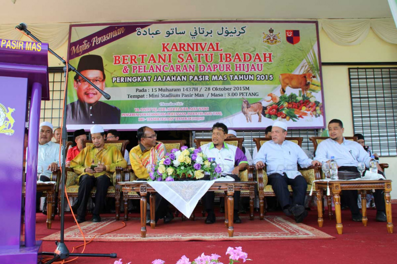 28 Oktober 2015 bersamaan 15 Muharram 1437H, Majlis Perasmian Karnival Bertani Satu Ibadah dan Pelancaran Dapur Hijau Peringkat Jajahan Pasir Mas Tahun 2015 telah diadakan di Mini Stadium Pasir Mas. Majlis Perasmian ini bermula 3.00 petang dengan ucapan kata alu-aluan oleh YB Dato'Hj Che Abdullah B. Mat Nawi (Pengerusi Jawatankuasa Pertanian, Insdustri Asas Tani, Bio Teknologi dan Teknologi Hijau Negeri Kelantan).
Majlis ini disertakan dengan Penyampaian Anugerah Peladang Terbaik Jajahan, Penternak Terbaik Jajahan, Petani Terbaik Jajahan dan diikuti dengan penyampaian Pertandingan Masak Kerabu, Pertandingan Ukiran Tembikai, Petani Terbaik Jajahan. Disamping itu, Upacara penyampaian cenderamata juga diadakan, sebelum upacara penyampaian berakhir, Majlis dimeriahkan lagi dengan Persembahan silap mata. Majlis diteruskan lagi dengan lawatan ke Gerai-Gerai yang terdapat di Karnival. Sebelum Majlis bersurai, Upacara minum petang diadakan buat semua tetamu yang dijemput. IMG_1578.jpg