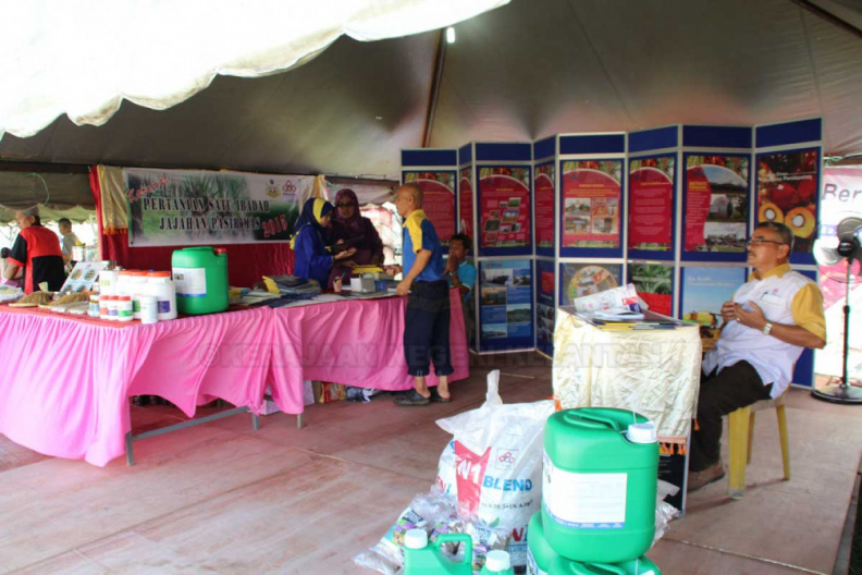28 Oktober 2015 bersamaan 15 Muharram 1437H, Majlis Perasmian Karnival Bertani Satu Ibadah dan Pelancaran Dapur Hijau Peringkat Jajahan Pasir Mas Tahun 2015 telah diadakan di Mini Stadium Pasir Mas. Majlis Perasmian ini bermula 3.00 petang dengan ucapan kata alu-aluan oleh YB Dato'Hj Che Abdullah B. Mat Nawi (Pengerusi Jawatankuasa Pertanian, Insdustri Asas Tani, Bio Teknologi dan Teknologi Hijau Negeri Kelantan).
Majlis ini disertakan dengan Penyampaian Anugerah Peladang Terbaik Jajahan, Penternak Terbaik Jajahan, Petani Terbaik Jajahan dan diikuti dengan penyampaian Pertandingan Masak Kerabu, Pertandingan Ukiran Tembikai, Petani Terbaik Jajahan. Disamping itu, Upacara penyampaian cenderamata juga diadakan, sebelum upacara penyampaian berakhir, Majlis dimeriahkan lagi dengan Persembahan silap mata. Majlis diteruskan lagi dengan lawatan ke Gerai-Gerai yang terdapat di Karnival. Sebelum Majlis bersurai, Upacara minum petang diadakan buat semua tetamu yang dijemput. IMG_1594.jpg