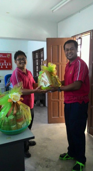 Majlis Penyampaian Hamper Raya Kepada Kakitangan 15-07-2015