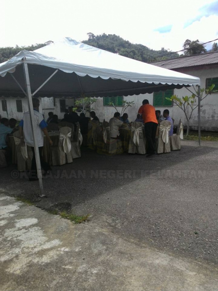 Kelihatan dif jemputan sedang menikmati jamuan makan tengah hari di perkarangan pejabat PTJKL 11866335_1692678097634585_6829242687886153534_n.jpg