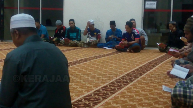 Majlis Solat Hajat Dan Doa Selamat Sempena Perayaan Ulang Tahun Hari Keputeraan KDYMM Sultan Muhammad V Yang Ke 46 Tahun 2015 Serta Ceramah Hijratul Rasul 1437H pada 04-11-2015