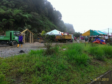 Akftiviti persiapan di perkarangan Masjid Long Tan Lojing sempena Pesta Flora 2015 16-11-2015