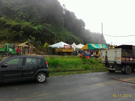 Akftiviti persiapan di perkarangan Masjid Long Tan Lojing sempena Pesta Flora 2015 16-11-2015