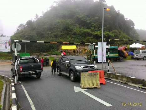 Akftiviti persiapan di perkarangan Masjid Long Tan Lojing sempena Pesta Flora 2015 16-11-2015
