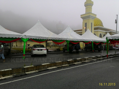 Akftiviti persiapan di perkarangan Masjid Long Tan Lojing sempena Pesta Flora 2015 16-11-2015