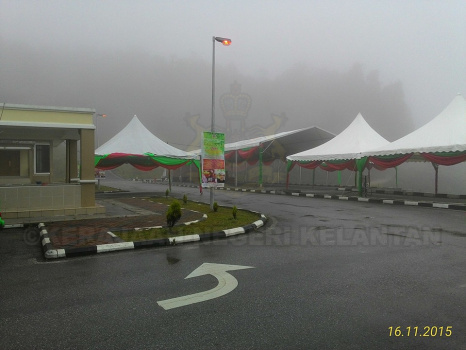 Akftiviti persiapan di perkarangan Masjid Long Tan Lojing sempena Pesta Flora 2015 16-11-2015