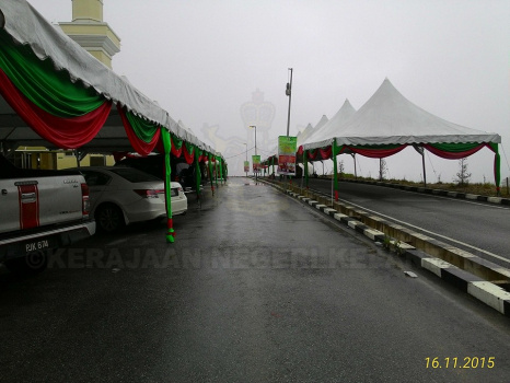 Akftiviti persiapan di perkarangan Masjid Long Tan Lojing sempena Pesta Flora 2015 16-11-2015