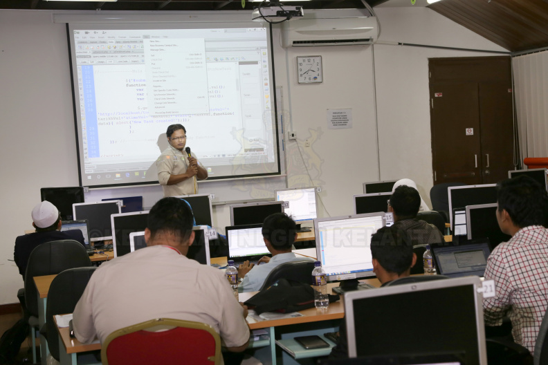 Tenaga pengajar dari KN Circle Technology Solution, En.Ahmad Kamal Norizan menerangkan kepada peserta penggunaan perisian Adobe Dreamweaver dalam membangunkan sesebuah laman web IMG_7938.jpg