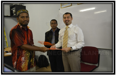 Sesi penyampaian sijil penyertaan kepada peserta bengkel oleh