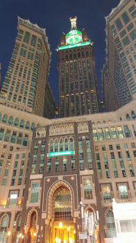 Menara Jam Makkah yang merupakan kompleks hotel penginapan para jemaah.