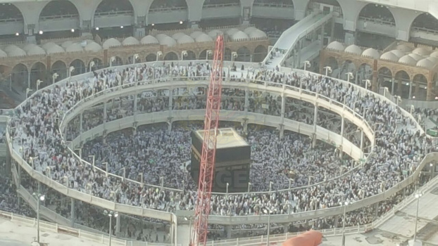 Pemandangan dalam Masjidil Haram melalui Hotel Swiss.