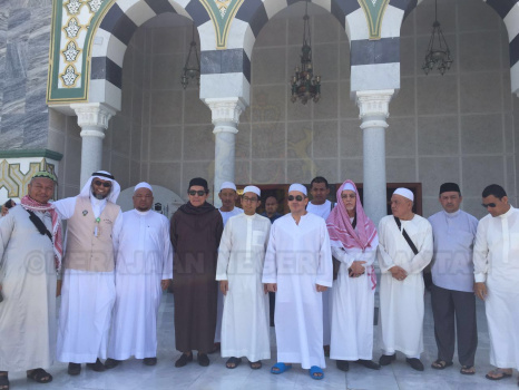 Rombongan bergambar di hadapan Muzium Al-Haramain