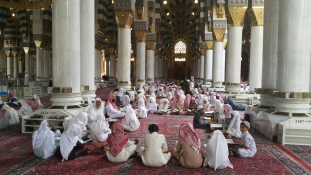 Rombongan YTM Tengku Mahkota Kelantan melawat ke Majlis Halaqat Ilmu Menghafaz Mutun dalam Masjid Nabawi.