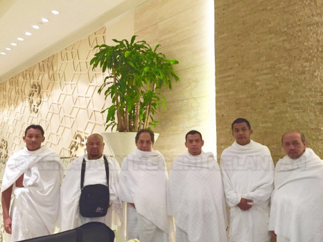 Sebahagian ahli rombongan bergambar sebelum mengerjakan umrah di hotel penginapan.