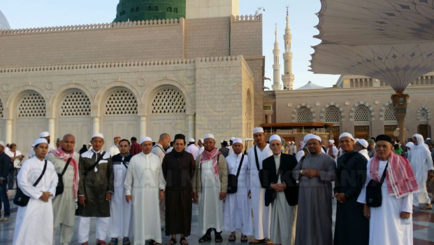 Sebahagian ahli rombongan umrah dan ziarah YTM Tengku Mahkota Kelantan bergambar di perkarangan Masjid Nabawi.