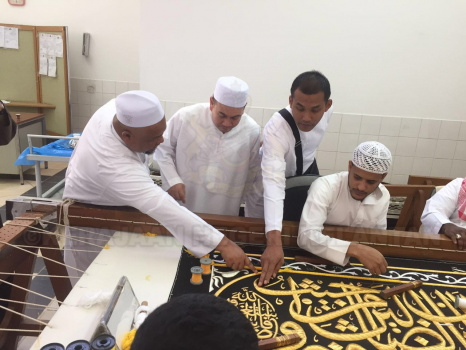 YTM Tengku Mahkota Kelanta mendengar taklimat khas cara menyiapkan tulisan kiswah kaabah semasa.