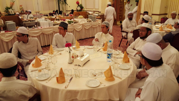 Sebahagian pelajar Malaysia di Madinah Al-Munawwarah yang menghadiri Majlis Santapan Malam dan Kurniaan Khas YTM Tengku Mahkota Kelantan.