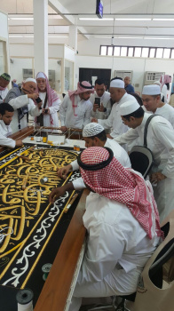 YTM Tengku Mahkota Kelantan memerhatikan cara sulaman ayat Al-Quran pada kelambu kaabah sempena lawatan ke Kilang Sulaman Kelambu Kaabah di Makkah Al-Mukarramah