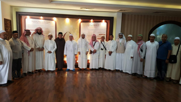YTM Tengku Mahkota Kelantan mengampuni perkenan untuk bergambar di ruangan pameran ‘Assalamuaikum Ayyuhan Nabi’ bersama ahli rombongan.