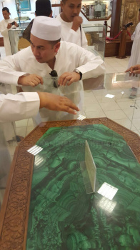 YTM Tengku Mahkota Kelantan sedang mendengar taklimat semasa lawatan ke Pameran ‘Assalamualaika Ayyuhan Nabi’ di Madinah Al-Munawwarah.