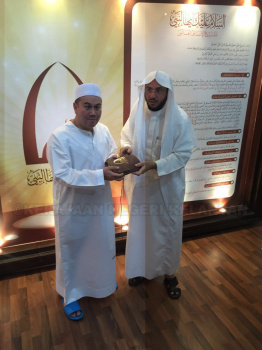 YTM Tengku Mahkota Kelantan telah mengampuni perkenan untuk menerima cenderahati tanda kenangan dari Pengarah Pusat Pameran ‘Assalamualaika Ayuhhan Nabi’.
