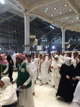 YTM Tengku Mahkota Kelantan sedang menyempurnakan tawaf dalam ibadah umrah.