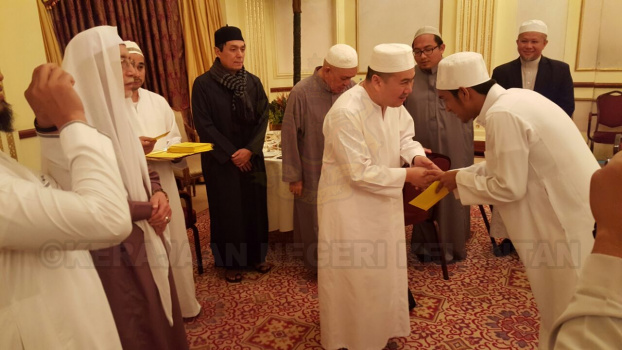YTM Tengku Mahkota Kelantan telah mengampuni perkenan untuk mengurniakan bantuan khas kepada mahasiswa Universiti Islam Madinah di Hotel Oberoi.
