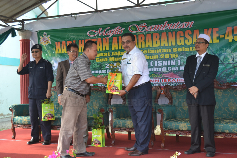 Program Hari Hutan Antarabangsa Ke-45 Peringkat PHJKS (49).JPG