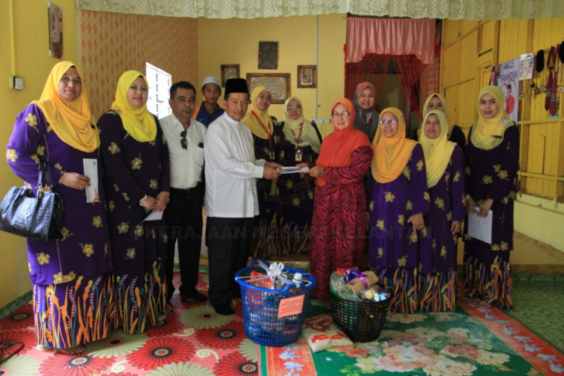 MAJLIS PENYAMPAIAN BANTUAN SUMBANGAN MAJLIS ORANG-ORANG BESAR NEGERI KELANTAN BAGI JAJAHAN PASIR MAS PADA 29 MEI 2016.
SERAMAI 15 PENERIMA DARI 3 DAERAH PENGGAWA.
5 ORANG DAERAH GUAL PERIOK
5 ORANG DAERAH BUNUT SUSU
5 ORANG DAERAH RANTAU PANJANG 1 MERIAM.JPG