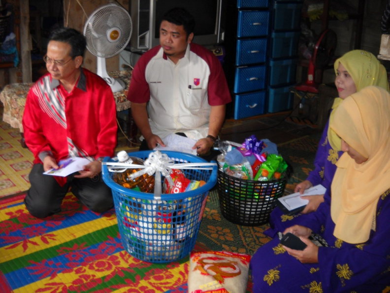 MAJLIS PENYAMPAIAN BANTUAN SUMBANGAN MAJLIS ORANG-ORANG BESAR NEGERI KELANTAN BAGI JAJAHAN PASIR MAS PADA 29 MEI 2016.
SERAMAI 15 PENERIMA DARI 3 DAERAH PENGGAWA.
5 ORANG DAERAH GUAL PERIOK
5 ORANG DAERAH BUNUT SUSU
5 ORANG DAERAH RANTAU PANJANG HASNAH AWANG (2).JPG