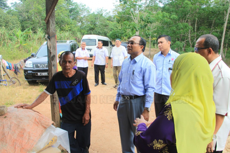 MAJLIS PENYAMPAIAN BANTUAN SUMBANGAN MAJLIS ORANG-ORANG BESAR NEGERI KELANTAN BAGI JAJAHAN PASIR MAS PADA 29 MEI 2016.
SERAMAI 15 PENERIMA DARI 3 DAERAH PENGGAWA.
5 ORANG DAERAH GUAL PERIOK
5 ORANG DAERAH BUNUT SUSU
5 ORANG DAERAH RANTAU PANJANG IMG_5210.JPG