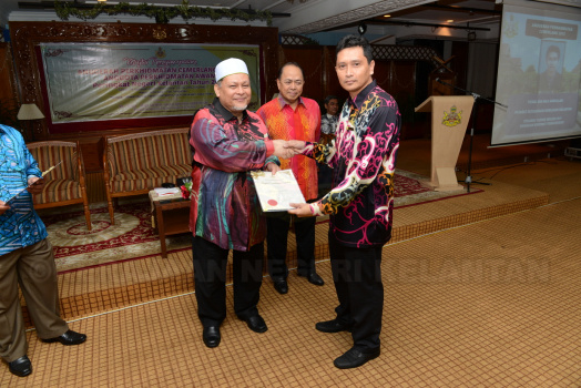 MAJLIS PENYAMPAIAN ANUGERAH PERKHIDMATAN CEMERLANG (APC) ANGGOTA PERKHIDMATAN AWAM PERINGKAT NEGERI KELANTAN TAHUN 2016- 26 Mei 2016