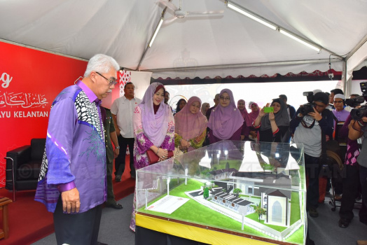 Lawatan khas Yang Berhormat Mulia Temenggong Kelantan ke kaunter wakaf di Booth MAIK dalam Karnival Raudhah Di Hatiku TV9 pada 27 Mei 2016-06-27-2016