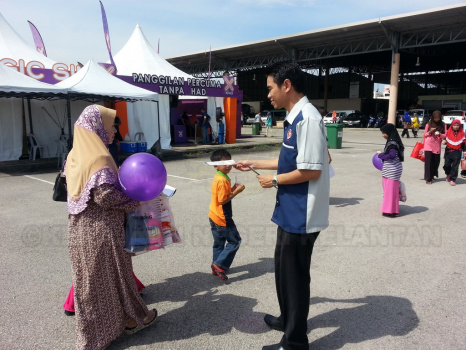 Risalah Waqaf Tunai MAIK diedarkan kepada orang ramai di RTC Tunjong Kota Bharu Kelantan-06-27-2016