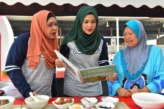 Demostrasi Masakan Tradisional dihoskan oleh Maria Tengku Sabri dan Hazlin Hussain. (Copy)