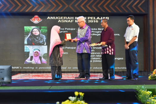 Yang Berhormat Mulia Tengku Temenggong Kelantan menyampaikan Anugerah Ikon Pelajar Asnaf MAIK 2016 kepada Nor Fatin Shazlin Amelia Salleh (Copy)