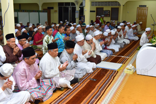 Jemaah Yang Hadir Menunaikan Solat Tarawih Bersama Kebawah Duli Yang Maha Mulia Sultan Muhammad V di Masjid Demit