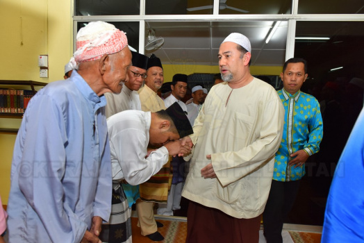 Keberangkatan tiba Kebawah Duli Yang Maha Mulia Sultan Muhammad V ke Masjid Mukim Demit, Kubang Kerian