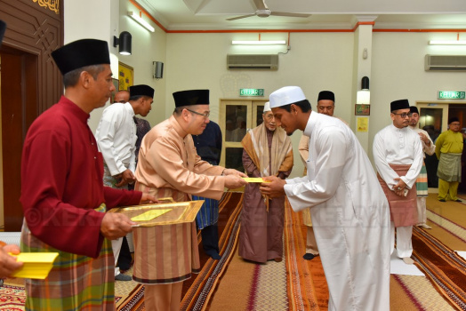 Yang Teramat Mulia Tengku Mahkota Kelantan Mengurniakan Sumbangan Hari Raya kepada Pelajar Maahad Tahf