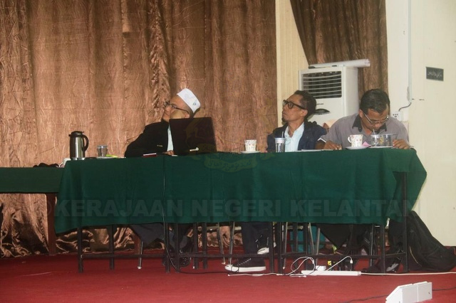 Nilam Puri - Pertandingan akhir Blog sekolah-sekolah Yayasan Islam Kelantan (YIK) 2016 telah berlangsung pada 20 Syawal 1437h bersamaan 25 Julai 2016 di Dewan Besar YIK . Majlis perasmian dan penyampaian hadiah telah disampaikan oleh YB Dato Haji Hanifa bin Ahmad, Pengerusi Jawatankuasa Kerjaraya, Infrastruktur, Utiliti Dan Teknologi Maklumat Negeri Kelantan.
Pertandingan akhir blog telah diadili oleh tiga panel juri yang profesional. Panel pertama, Encik Roslan bin Ghazali merupakan Pensyarah Limkokwing Academy Of Creativity And Innovation Kelantan manakala panel yang kedua En Mohd Redwan bin Ilias iaitu dari Unit Teknologi Maklumat Pejabat Setiausaha Kerajaan Negeri Kelantan dan panel ketiga iaitu Ustaz Nik Hamdi Ghani merupakan Timbalan Pengarah Institut Latihan Perguruan Kelantan YIK.
Bagi Kumpulan A, Sekolah Maahad Muhammadi Gua Musang telah melakukan sedikit kejutan dengan mengejutkan sekolah-sekolah lain apabila telah dinobatkan sebagai Johan bagi Pertandingan akhir Kumpulan A, Naib Johan pula dirangkul oleh Sekolah Maahad Muhammadi Pasir Pekan, manakala tempat ketiga disandang oleh Kolej Tahfiz Sains Kok Lanas. Sekolah Maahad Saniah berpuashati berada di tempat saguhati.
Bagi kategori Kumpulan B pula, SMU(A) Taqaddum Maarif Pasir Tumbuh telah diangkat sebagai Johan, manakala SMU(A) Darul Ulum Al-Muhammadiah Kg Kolam meraih Naib Johan, tempat ketiga pula disandang oleh SMU(A) Tarbiah Islamiah Chabang Empat Tumpat, manakala SMU(A) Falahiyah Sungai Sok, Kuala Krai, SMU(A) Al-Fitrah Pasir Sat dan SMU(A) Al-Falah Siram, masing-masing mendapat tempat saguhati.
Pertandingan tahunan IT sekolah-sekolah Yayasan Islam Kelantan pada tahun 2016 mengalami sedikit perubahan dari kebiasaan kerana sebelum ini pertandingan tahunan adalah berasaskan multimedia kreatif dan animasi. Perubahan ini menyahut saranan YM Pengarah yang mahu supaya ianya tidak statik.
Pertandingan blog dibahagikan kepada 2 kumpulan , A dan B. Kumpulan untuk sekolah-sekolah Maahad dan Maahad Tahfiz manakala kumpulan B untuk sekolah-sekolah SMUA dan SABK.
Semoga pertandingan pada tahun ini dapat membuka minda para guru dan pelajar tentang media - media yang boleh digunakan untuk pembelajaran dan pendidikan.
IMG_2845.JPG