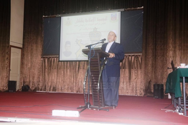 Nilam Puri - Pertandingan akhir Blog sekolah-sekolah Yayasan Islam Kelantan (YIK) 2016 telah berlangsung pada 20 Syawal 1437h bersamaan 25 Julai 2016 di Dewan Besar YIK . Majlis perasmian dan penyampaian hadiah telah disampaikan oleh YB Dato Haji Hanifa bin Ahmad, Pengerusi Jawatankuasa Kerjaraya, Infrastruktur, Utiliti Dan Teknologi Maklumat Negeri Kelantan.
Pertandingan akhir blog telah diadili oleh tiga panel juri yang profesional. Panel pertama, Encik Roslan bin Ghazali merupakan Pensyarah Limkokwing Academy Of Creativity And Innovation Kelantan manakala panel yang kedua En Mohd Redwan bin Ilias iaitu dari Unit Teknologi Maklumat Pejabat Setiausaha Kerajaan Negeri Kelantan dan panel ketiga iaitu Ustaz Nik Hamdi Ghani merupakan Timbalan Pengarah Institut Latihan Perguruan Kelantan YIK.
Bagi Kumpulan A, Sekolah Maahad Muhammadi Gua Musang telah melakukan sedikit kejutan dengan mengejutkan sekolah-sekolah lain apabila telah dinobatkan sebagai Johan bagi Pertandingan akhir Kumpulan A, Naib Johan pula dirangkul oleh Sekolah Maahad Muhammadi Pasir Pekan, manakala tempat ketiga disandang oleh Kolej Tahfiz Sains Kok Lanas. Sekolah Maahad Saniah berpuashati berada di tempat saguhati.
Bagi kategori Kumpulan B pula, SMU(A) Taqaddum Maarif Pasir Tumbuh telah diangkat sebagai Johan, manakala SMU(A) Darul Ulum Al-Muhammadiah Kg Kolam meraih Naib Johan, tempat ketiga pula disandang oleh SMU(A) Tarbiah Islamiah Chabang Empat Tumpat, manakala SMU(A) Falahiyah Sungai Sok, Kuala Krai, SMU(A) Al-Fitrah Pasir Sat dan SMU(A) Al-Falah Siram, masing-masing mendapat tempat saguhati.
Pertandingan tahunan IT sekolah-sekolah Yayasan Islam Kelantan pada tahun 2016 mengalami sedikit perubahan dari kebiasaan kerana sebelum ini pertandingan tahunan adalah berasaskan multimedia kreatif dan animasi. Perubahan ini menyahut saranan YM Pengarah yang mahu supaya ianya tidak statik.
Pertandingan blog dibahagikan kepada 2 kumpulan , A dan B. Kumpulan untuk sekolah-sekolah Maahad dan Maahad Tahfiz manakala kumpulan B untuk sekolah-sekolah SMUA dan SABK.
Semoga pertandingan pada tahun ini dapat membuka minda para guru dan pelajar tentang media - media yang boleh digunakan untuk pembelajaran dan pendidikan.
IMG_2854.JPG
