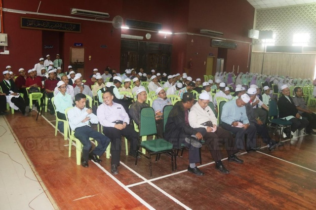 Nilam Puri - Pertandingan akhir Blog sekolah-sekolah Yayasan Islam Kelantan (YIK) 2016 telah berlangsung pada 20 Syawal 1437h bersamaan 25 Julai 2016 di Dewan Besar YIK . Majlis perasmian dan penyampaian hadiah telah disampaikan oleh YB Dato Haji Hanifa bin Ahmad, Pengerusi Jawatankuasa Kerjaraya, Infrastruktur, Utiliti Dan Teknologi Maklumat Negeri Kelantan.
Pertandingan akhir blog telah diadili oleh tiga panel juri yang profesional. Panel pertama, Encik Roslan bin Ghazali merupakan Pensyarah Limkokwing Academy Of Creativity And Innovation Kelantan manakala panel yang kedua En Mohd Redwan bin Ilias iaitu dari Unit Teknologi Maklumat Pejabat Setiausaha Kerajaan Negeri Kelantan dan panel ketiga iaitu Ustaz Nik Hamdi Ghani merupakan Timbalan Pengarah Institut Latihan Perguruan Kelantan YIK.
Bagi Kumpulan A, Sekolah Maahad Muhammadi Gua Musang telah melakukan sedikit kejutan dengan mengejutkan sekolah-sekolah lain apabila telah dinobatkan sebagai Johan bagi Pertandingan akhir Kumpulan A, Naib Johan pula dirangkul oleh Sekolah Maahad Muhammadi Pasir Pekan, manakala tempat ketiga disandang oleh Kolej Tahfiz Sains Kok Lanas. Sekolah Maahad Saniah berpuashati berada di tempat saguhati.
Bagi kategori Kumpulan B pula, SMU(A) Taqaddum Maarif Pasir Tumbuh telah diangkat sebagai Johan, manakala SMU(A) Darul Ulum Al-Muhammadiah Kg Kolam meraih Naib Johan, tempat ketiga pula disandang oleh SMU(A) Tarbiah Islamiah Chabang Empat Tumpat, manakala SMU(A) Falahiyah Sungai Sok, Kuala Krai, SMU(A) Al-Fitrah Pasir Sat dan SMU(A) Al-Falah Siram, masing-masing mendapat tempat saguhati.
Pertandingan tahunan IT sekolah-sekolah Yayasan Islam Kelantan pada tahun 2016 mengalami sedikit perubahan dari kebiasaan kerana sebelum ini pertandingan tahunan adalah berasaskan multimedia kreatif dan animasi. Perubahan ini menyahut saranan YM Pengarah yang mahu supaya ianya tidak statik.
Pertandingan blog dibahagikan kepada 2 kumpulan , A dan B. Kumpulan untuk sekolah-sekolah Maahad dan Maahad Tahfiz manakala kumpulan B untuk sekolah-sekolah SMUA dan SABK.
Semoga pertandingan pada tahun ini dapat membuka minda para guru dan pelajar tentang media - media yang boleh digunakan untuk pembelajaran dan pendidikan.
IMG_2860.JPG