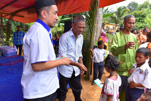 YABrs Timbalan Dipertua MAIK menyampaikan duit raya kepada anak-anak orang asli Pos Pasik